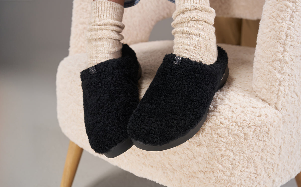 Women'S OOcoozie Sherpa Mule - Black - Image 8